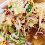 ベトコンラーメン翔華 - 国士無双の具材は、ニンニク・白菜・キャベツ・もやし・ニラ・ネギ・たけのこ・イカ・鷹の爪