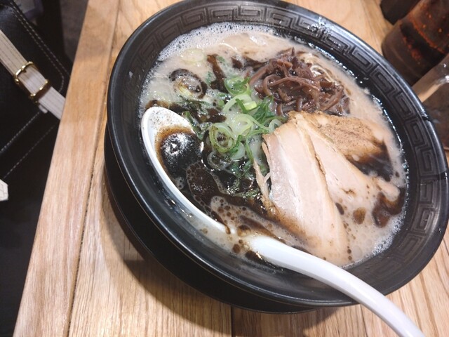 拉麺 マルちゃんZUBAAAN!（ズバーン）鶏油香る鶏中華そば」鶏の旨味を凝縮