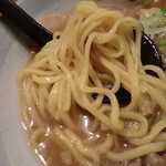 らーめんほうき屋 - 少し平打ちの麺