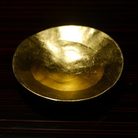 坂ぐち - 瓢箪に金箔を貼って造られた杯で、まずは一杯