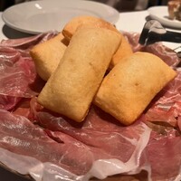LA TEGOLA - プロシュートとニョッコフリット！これはもう絶品です！！！　こんな繊細なフリット食べたことありませんでした。生ハムをラップして頂くのですが、もう口当たりが美味し過ぎて顎が外れそうでした笑