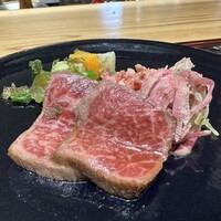 肉料理ふくなが - 腿肉のタタキ　ステーキアッシュ　紅芯大根スパイス和え（ザアタル）