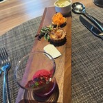 A Table - ビーツのハムス　チーズ名前忘れました、ビーフのキッシュ、揚げタロ芋、チキン　この色目がアミューズでした！