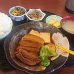 Okinawaishokuzakaya Kodawari Bentou Bingata - 小鉢２つ付きに２～３本、麺が入った沖縄蕎麦にサービス精神旺盛に感謝