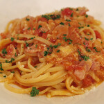 クアドリフォーリオ - ベーコンと新玉ねぎのトマトソースリングイネ