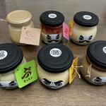 永平寺 だるまぷりん - 前列左から、抹茶、プレーン、チョコ、後左より、芋、いちご、がんこ
