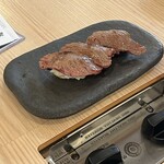 Yakiniku Horumon Nikushou Kadoya - サービスの肉寿司