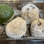 伊勢屋 - 草餅160円、塩大福150円、豆大福150円