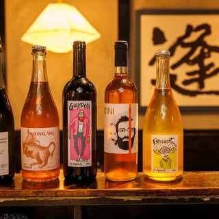 Attractive drinks such as natural wine and sours made with seasonal fruits