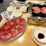 Taishuu Horumon Yakiniku Kemuriki - 