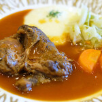 HONNEUR - ランチセット 1520円 の仔羊肩肉の白ワイン煮込み