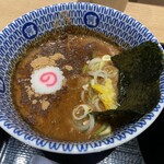 松戸富田麺業 - メンマ・なると・ネギ・海苔・たっぷり魚粉、そしてゆずのアクセント