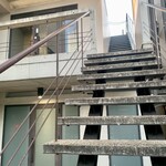束ね重ね - 階段上がって2階にエントランス