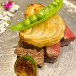 束ね重ね - 葡萄牛ヒレ肉　梅酒と桜リキュール　黒胡麻パウダーが絶品