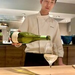 束ね重ね - 世界中が恋した、マールボロ産ソーヴィニヨンブラン。
      パッションフルーツのみずみずしいアロマと、マンダリン オレンジの様な豊かな果実味、ハーブや青リンゴを思わせる爽快さが衝撃的