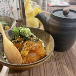 お料理とお酒 実りや - 宇和島鯛めし（出汁付き）　※大きく切られた真鯛の切身にやや甘めの醤油だれがかかっていて美味しいです。半分ぐらいまで食べたら出汁をかけてお茶漬け風にしていただきます。美味。