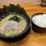 横浜家系ラーメン 一蓮家  - 豚骨醤油＋海苔＋ライス大