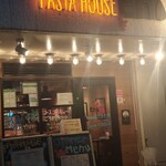 PASTA HOUSE ENI - クラブハウスエニの前にて〜名前の由来は、エビの頭文字のエに、カニの末字を取って、エニだそう〜(^_-)