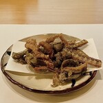 Chatsubo - 骨せんべい
                        鰻を捌いた際に取り除かれる、ヒレも一緒に揚げて塩をかけています♪