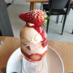 MARCI - いちごとレアチーズケーキのパフェ