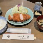 とんかつ 大宝 - ご飯、味噌汁、キャベツ、漬物
            も美味しいですよ✨✨✨