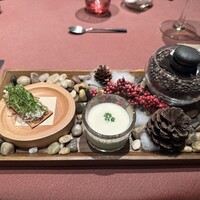 モノリス - 右から竹墨のマカロン、グリンピースのムース、新玉ねぎのソテー、チーズ、シラス