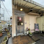 Masabakery - 裏面入り口。こちら側に大きな駐車場がある。