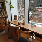 THREE TIMES COFFEE - 자리 잡은 테이블 석