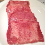 焼肉 ジャンボ - 上タン。黒タンの根元の芯の部分だけを贅沢に厚めのカットで。トロッと柔らかく、旨味も濃厚な美味しいタンでした
