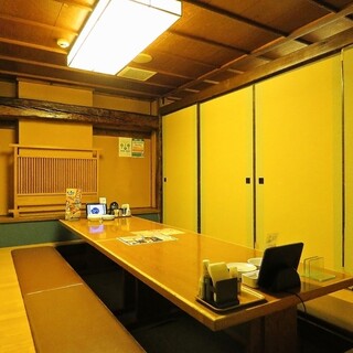 A private room with a sunken kotatsu that can seat up to 8 people. It is also possible to remove the sliding doors and connect them.