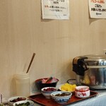 ラーメン 骨々亭 - ご飯と漬物コーナー。100円で食べ放題ならええね