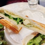 ナガハマコーヒー - モッツァレラとチェダーチーズのホットサンド