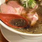 Menya Toraiwa - 背脂ブラックのスープ