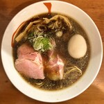 麺屋 とらいわ - ・背脂 醤油ブラック チャーシュー麺 1,200円/税込
            ・味玉 100円/税込