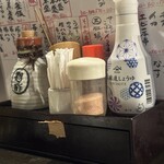 四文屋 - 卓上の調味料類