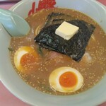 ラーメン山岡家 - 味噌ラーメン690円、味玉140円(クーポンで無料)、バター80円(クーポンで無料)麺硬め味濃いめ油抜き(2024.3.9)