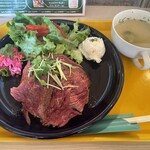 cafe BAMBI - 牛ハラミプレートにはサラダ、スープが付きます。