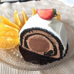 dekadansudoュshokora - カットロールケーキ　410円　ずっしりねっとり濃厚