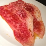 焼肉 ジャンボ - 野原焼き。タレ漬けされた大判のサーロインを軽く炙り焼きしてもらい、溶き卵にくぐらせて頂く名物品。肉自体の旨味がやや弱かったのが残念でした