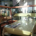 スカイラウンジ クレア - ゆったりとした窓際のテーブル席です