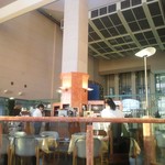 スカイラウンジ クレア - 天井が吹き抜けているため、のんびり、ゆったりとした雰囲気。