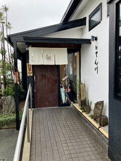 てん川 - 和風な店舗入り口付近