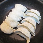 幸福餃子 - フライパンのに並べて…