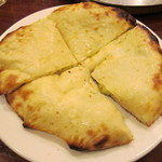 アーンドラ・キッチン - ('14/01） チーズクルチャ（490円）アーンドラダイニングのチーズクルチャより、香草とニンニクが効いて、よりビールがすすみました。