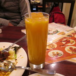 アーンドラ・キッチン - ('14/01） マンゴーラッシー（700円）友人曰くその辺のマンゴーラッシーと違い、濃厚で美味しかったそうです。