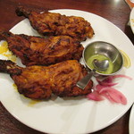 アーンドラ・キッチン - ('14/01）タンドリーチキン(通常2P1150円)３人で訪問したので3P注文が出来るか聞くと、快く受けてくれました。友人は大きさにビックリ味に満足した模様。