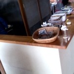 うどんYA - 厨房：目の前のカウンターから受け取り薬味はセルフサービス