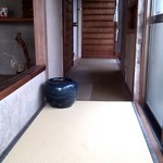 うどんYA - 撮影場所に机があり食べました～正面トイレｗ