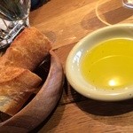 キハチ - 2014/02 Pleasure 厳選素材にこだわったコース 3,675円：パン、オリーブオイルにつけて…バターの方がボク好み…それと、お替わりができます