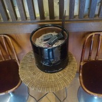 かぐら坂 志満金 - 店内入口には炭が炊いてあります。